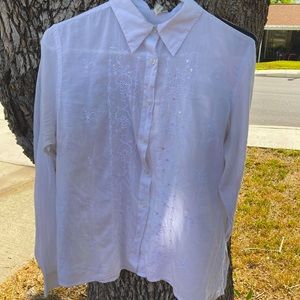 ❤️White shirt with sparkly embroidered sequence detail. ❤️
